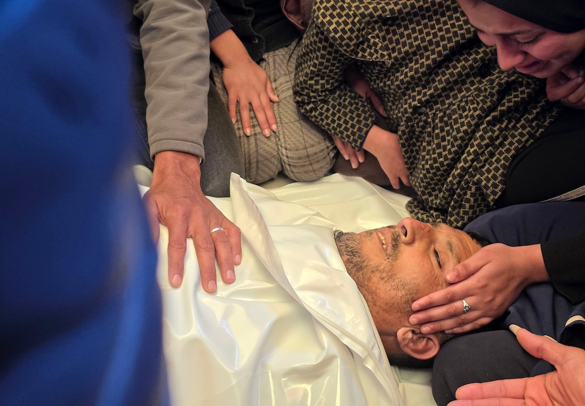 الفلسطينيون ينعون أحباءهم في أعقاب هجوم الجيش الإسرائيلي على خان يونس، غزة، في 4 مارس/آذار 2026. استشهد منتصر سعد سمور، 41 عامًا، في هجوم للجيش الإسرائيلي على بلدة بني سهيلة، شرق خان يونس، في انتهاك لوقف إطلاق النار. صورة: طارق محمد