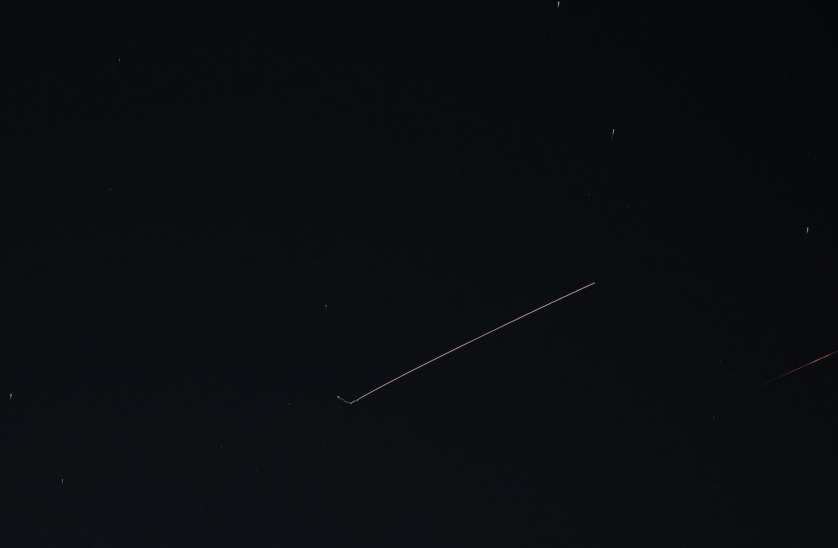 شوهدت صواريخ تعبر سماء الخليل في 28 فبراير/شباط 2026، (صورة: مأمون وزواز/ apaimages)