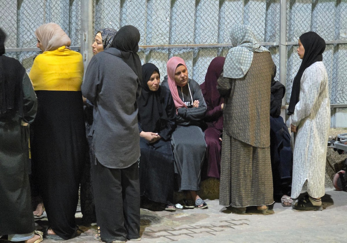 قُتل ثلاثة فلسطينيين، بينهم طفل وامرأة حامل، وأُصيب آخرون بجروح، إثر انهيار جدار على مخيم للنازحين في مواسي خان يونس، جنوب قطاع غزة، ليلة أمس، 16 مارس/آذار 2026. (صورة: طارق محمد)