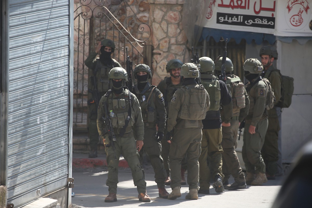 داهمت القوات الإسرائيلية مخيم عسكر للاجئين شرق نابلس في الضفة الغربية، في عملية عسكرية واسعة النطاق بتاريخ 2 مارس/آذار 2026. (صورة: محمد ناصر)