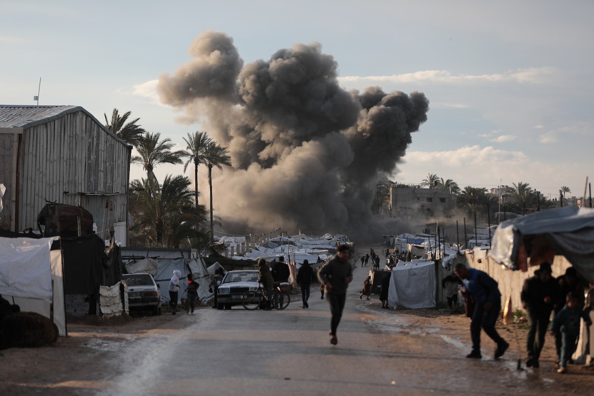 شنت طائرات حربية إسرائيلية غارة جوية قرب مخيم للنازحين في دير البلح بوسط قطاع غزة في 25 مارس/آذار 2026. أسفر الهجوم عن استشهاد شخص وإصابة آخرين. ولا يزال العنف مستمراً في غزة رغم وقف إطلاق النار الذي دخل حيز التنفيذ في 10 أكتوبر/تشرين الأول، . (صورة: رمزي أبو عامر)