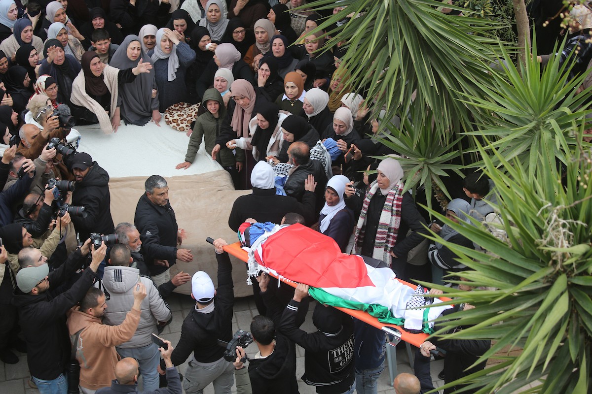 ووري جثمان أربعة فلسطينيين من عائلة واحدة، بينهم طفلان، الثرى في مسقط رأسهم بلدة طمون شمال الضفة الغربية. وقد قُتلوا برصاص جنود إسرائيليين داخل سيارتهم، بحسب وزارة الصحة الفلسطينية، 15 مارس/آذار 2026. تصوير: محمد ناصر