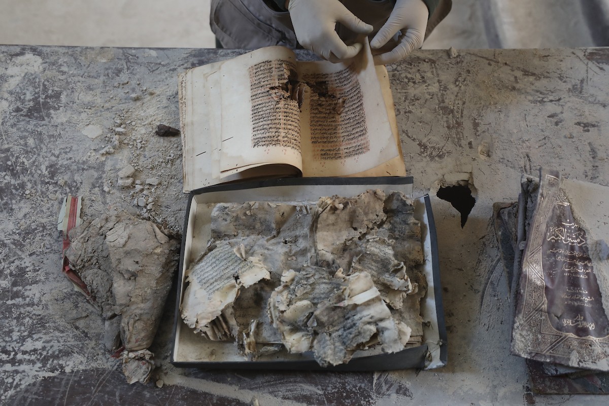 عملية الإنقاذ والترميم الأولية للكتب والمخطوطات بمكتبة الجامع العمري الكبير في البلدة القديمة بمدينة غزة في 2 مارس/آذار 2026.صورة: عمر أشتوي