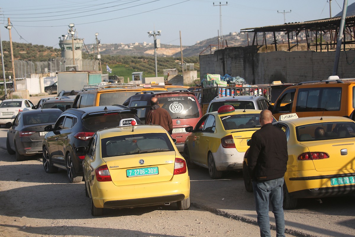 فلسطينيون ينتظرون عند حاجز عسكري إسرائيلي قرب نابلس، بعد أن أغلقت القوات الإسرائيلية نقاط التفتيش والبوابات الحديدية عند مداخل المدن، في أعقاب الهجمات المستمرة بين إسرائيل وإيران، 3 مارس/آذار 2026. صورة: محمد ناصر