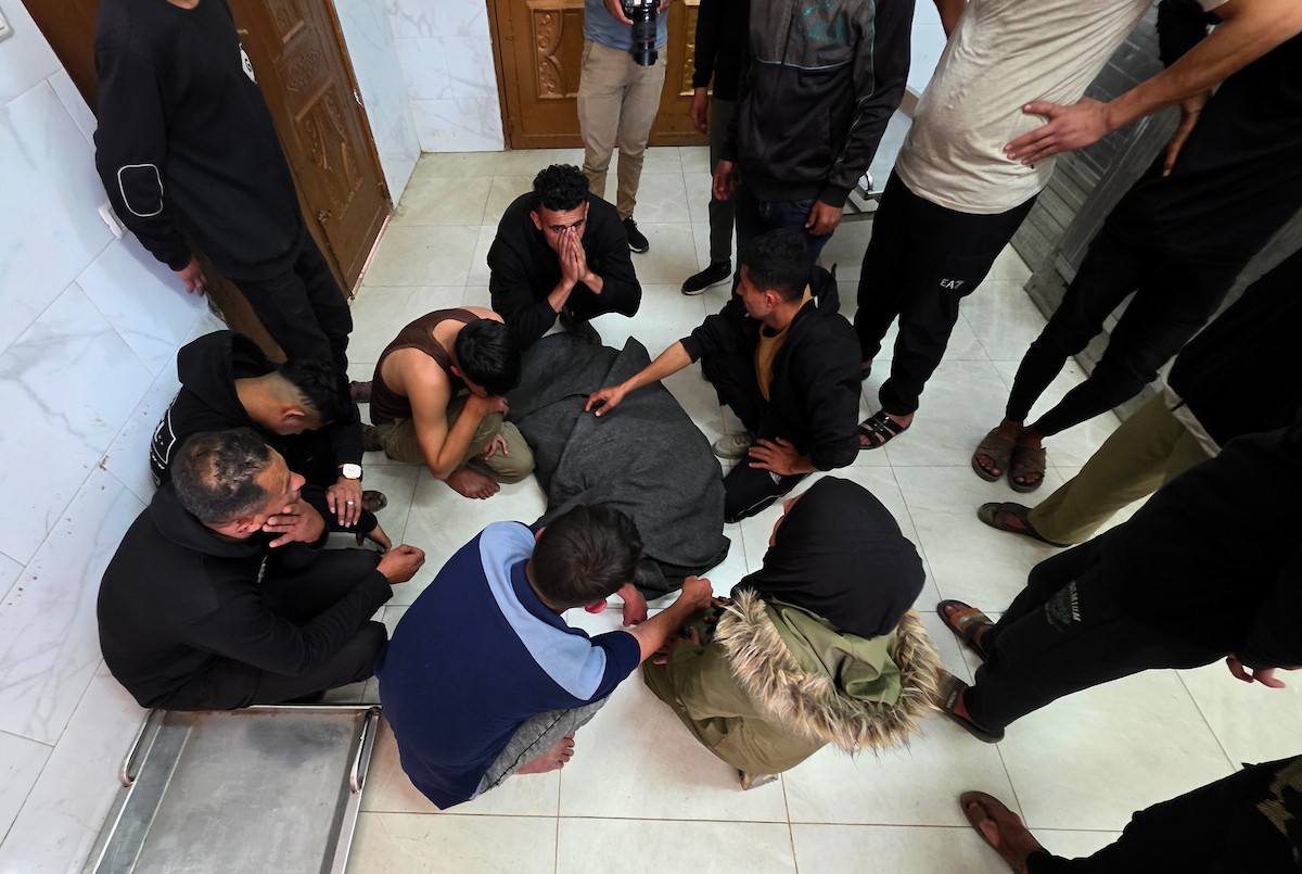 وصل جثمان المواطن الفلسطيني أحمد أبو ريدة، الأسير السابق المفرج عنه من السجون الإسرائيلية، إلى مجمع ناصر الطبي بعد استهدافه بغارة جوية إسرائيلية قرب دوار بني سهيلة، شرق خان يونس جنوب قطاع غزة. 28 مارس/آذار 2026. تصوير: طارق محمد