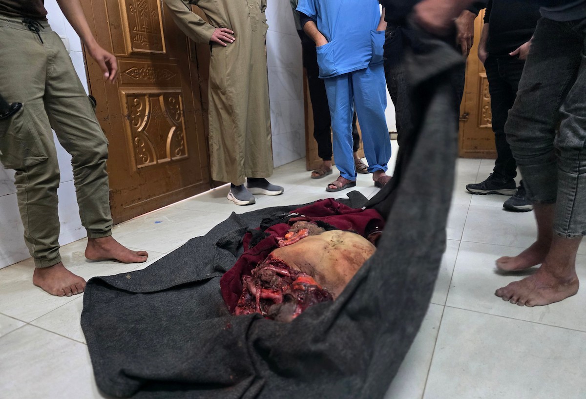 وصل جثمان المواطن الفلسطيني أحمد أبو ريدة، الأسير السابق المفرج عنه من السجون الإسرائيلية، إلى مجمع ناصر الطبي بعد استهدافه بغارة جوية إسرائيلية قرب دوار بني سهيلة، شرق خان يونس جنوب قطاع غزة. 28 مارس/آذار 2026. تصوير: طارق محمد