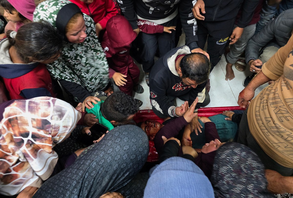 وصل جثمان الطفل مقبل بربخ إلى مستشفى ناصر بعد أن قُتل بنيران الجيش الإسرائيلي أثناء توجهه لاستلام طرد غذائي في شارع صلاح الدين، شرق خان يونس، جنوب قطاع غزة، في 29 مارس/آذار 2026. (صورة: طارق محمد)