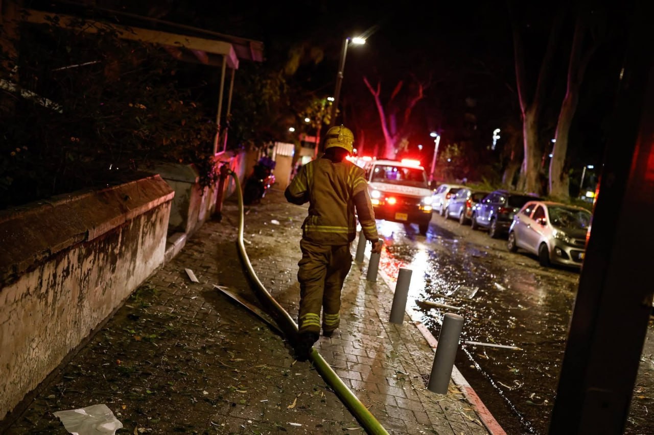 الصاروخية الإيرانية الانتقامية تسبب في دمار واسع النطاق في تل أبيب.jpg