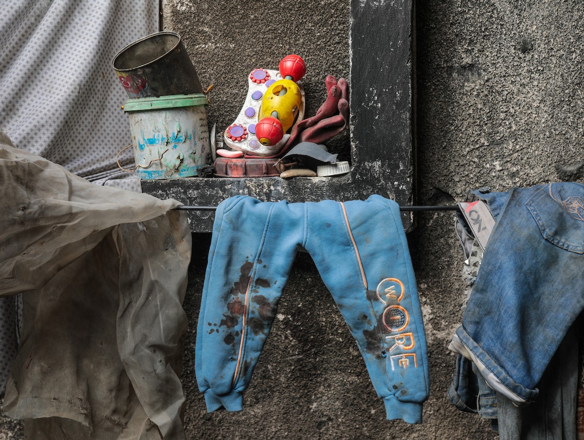 تعرض الرضيع جواد أسامة أبو نصار لإصابات جسدية ونفسية بعد اعتقاله هو ووالده من قبل القوات الإسرائيلية قرب مخيم المغازي للاجئين في قطاع غزة، 24 مارس/آذار 2026. صورة: رمزي أبو عامر