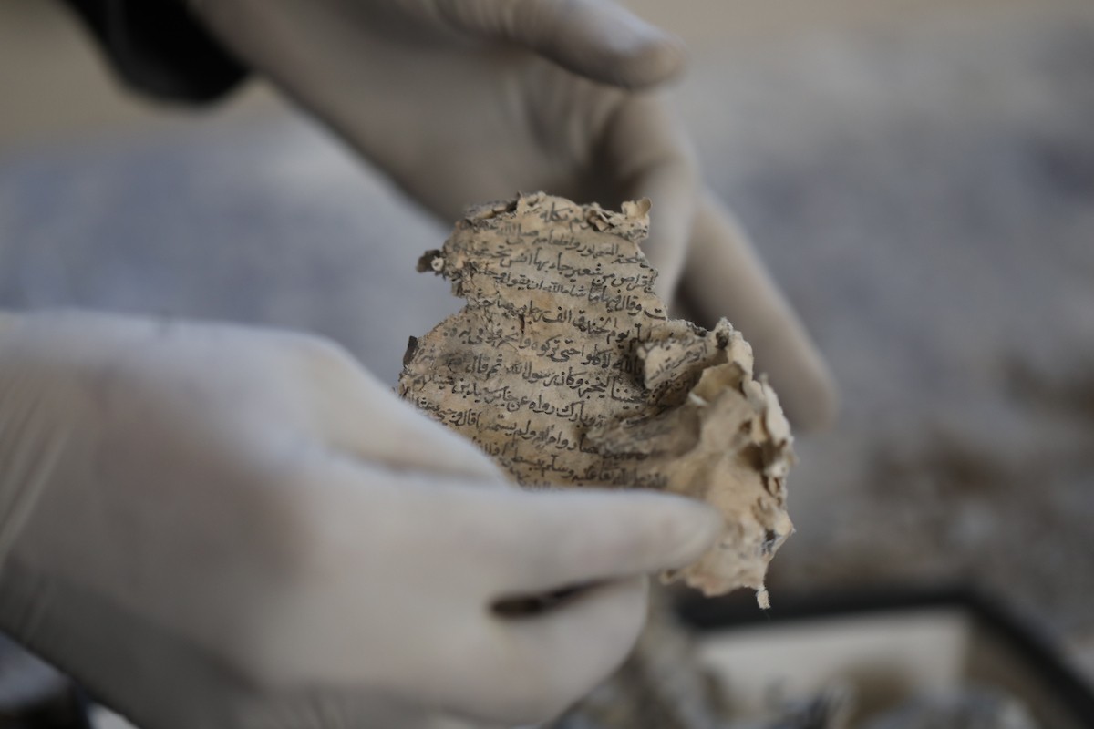 عملية الإنقاذ والترميم الأولية للكتب والمخطوطات بمكتبة الجامع العمري الكبير في البلدة القديمة بمدينة غزة في 2 مارس/آذار 2026.صورة: عمر أشتوي