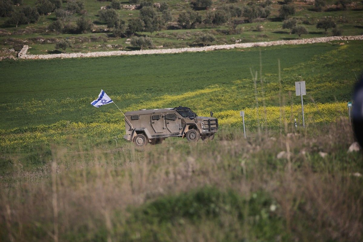 فلسطينيون ينتظرون عند حاجز عسكري إسرائيلي قرب نابلس، بعد أن أغلقت القوات الإسرائيلية نقاط التفتيش والبوابات الحديدية عند مداخل المدن، في أعقاب الهجمات المستمرة بين إسرائيل وإيران، 3 مارس/آذار 2026. صورة: محمد ناصر