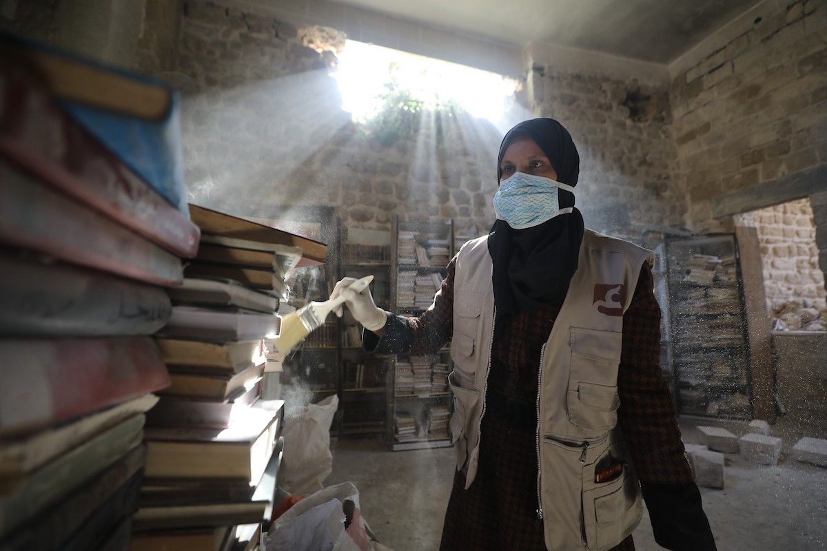 عملية الإنقاذ والترميم الأولية للكتب والمخطوطات بمكتبة الجامع العمري الكبير في البلدة القديمة بمدينة غزة في 2 مارس/آذار 2026.صورة: عمر أشتوي