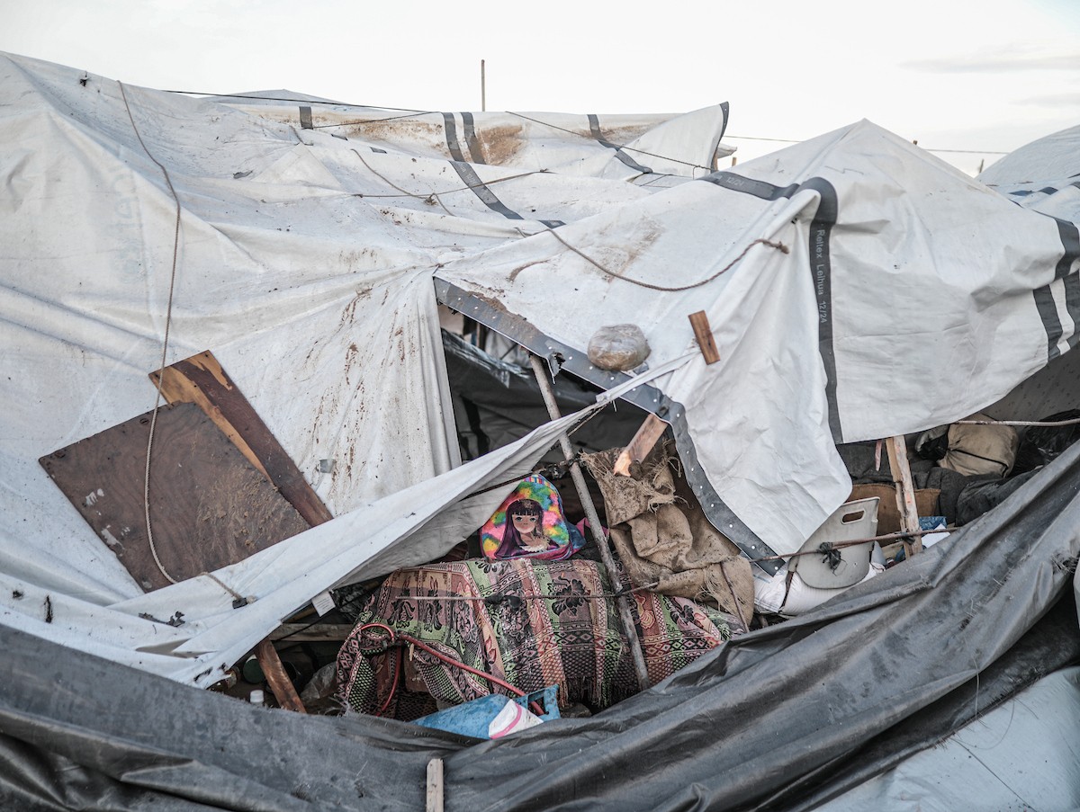 شنت طائرات حربية إسرائيلية غارة جوية قرب مخيم للنازحين في دير البلح بوسط قطاع غزة في 25 مارس/آذار 2026. أسفر الهجوم عن استشهاد شخص وإصابة آخرين. ولا يزال العنف مستمراً في غزة رغم وقف إطلاق النار الذي دخل حيز التنفيذ في 10 أكتوبر/تشرين الأول، . (صورة: رمزي أبو عامر)