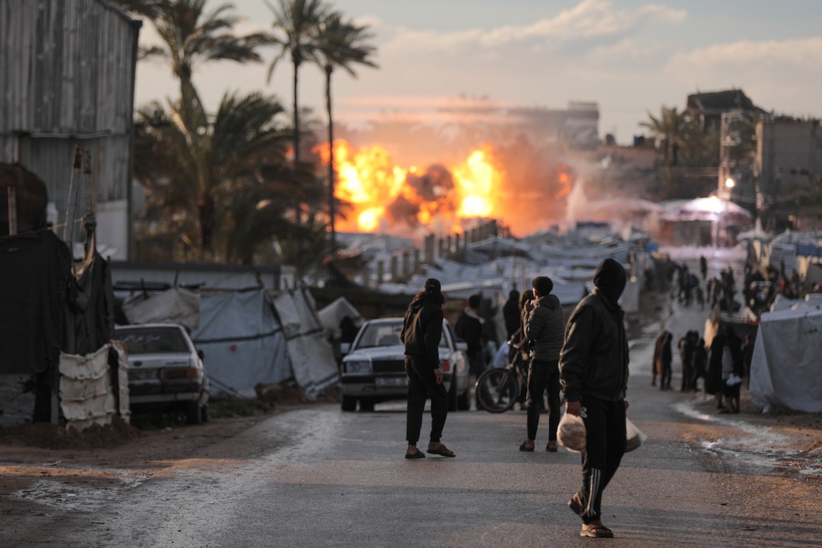 شنت طائرات حربية إسرائيلية غارة جوية قرب مخيم للنازحين في دير البلح بوسط قطاع غزة في 25 مارس/آذار 2026. أسفر الهجوم عن استشهاد شخص وإصابة آخرين. ولا يزال العنف مستمراً في غزة رغم وقف إطلاق النار الذي دخل حيز التنفيذ في 10 أكتوبر/تشرين الأول، . (صورة: رمزي أبو عامر)