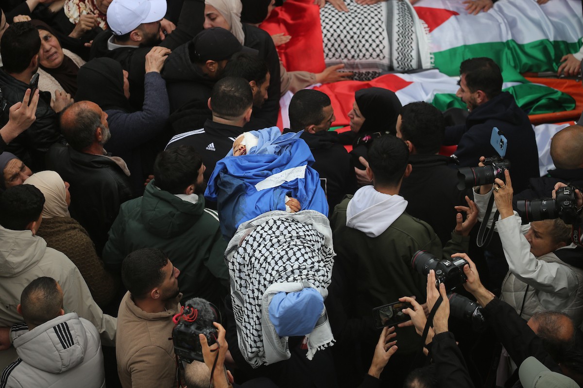 ووري جثمان أربعة فلسطينيين من عائلة واحدة، بينهم طفلان، الثرى في مسقط رأسهم بلدة طمون شمال الضفة الغربية. وقد قُتلوا برصاص جنود إسرائيليين داخل سيارتهم، بحسب وزارة الصحة الفلسطينية، 15 مارس/آذار 2026. تصوير: محمد ناصر