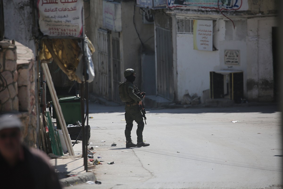 داهمت القوات الإسرائيلية مخيم عسكر للاجئين شرق نابلس في الضفة الغربية، في عملية عسكرية واسعة النطاق بتاريخ 2 مارس/آذار 2026. (صورة: محمد ناصر)