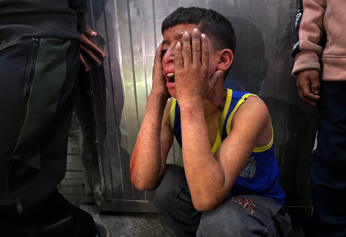 وصل جثمان الطفل مقبل بربخ إلى مستشفى ناصر بعد أن قُتل بنيران الجيش الإسرائيلي أثناء توجهه لاستلام طرد غذائي في شارع صلاح الدين، شرق خان يونس، جنوب قطاع غزة، في 29 مارس/آذار 2026. (صورة: طارق محمد)