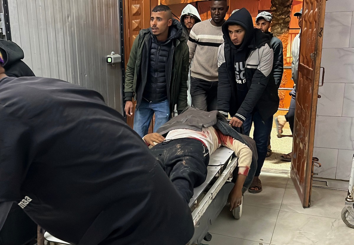 ودّع فلسطينيون جثامين ستة مواطنين، بينهم ثلاثة من رجال الشرطة، قُتلوا في غارات إسرائيلية، بحسب مسعفين، في مستشفى ناصر بخان يونس، جنوب قطاع غزة، في 29 مارس/آذار 2026. (صورة: طارق محمد)