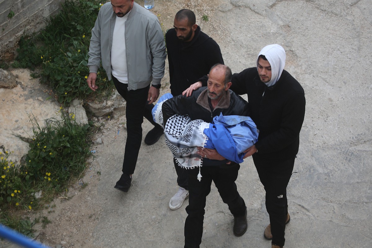 ووري جثمان أربعة فلسطينيين من عائلة واحدة، بينهم طفلان، الثرى في مسقط رأسهم بلدة طمون شمال الضفة الغربية. وقد قُتلوا برصاص جنود إسرائيليين داخل سيارتهم، بحسب وزارة الصحة الفلسطينية، 15 مارس/آذار 2026. تصوير: محمد ناصر