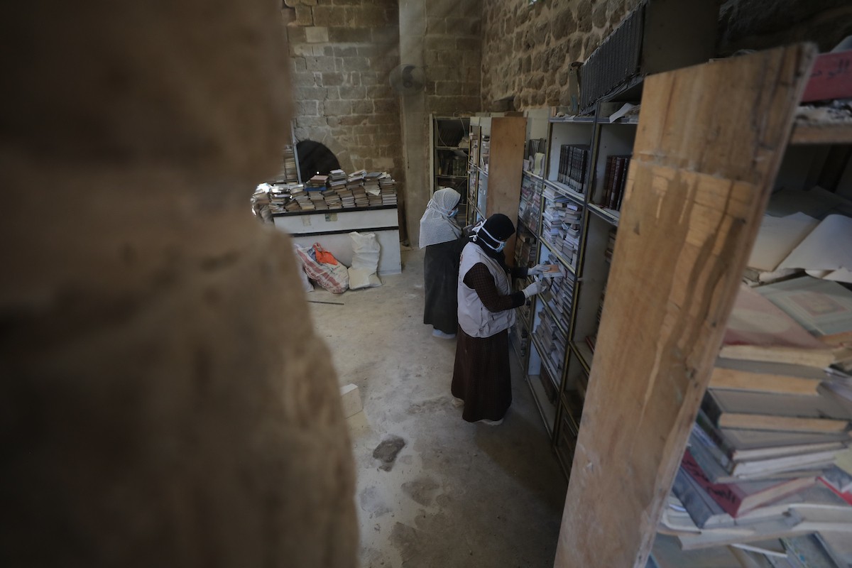 عملية الإنقاذ والترميم الأولية للكتب والمخطوطات بمكتبة الجامع العمري الكبير في البلدة القديمة بمدينة غزة في 2 مارس/آذار 2026.صورة: عمر أشتوي