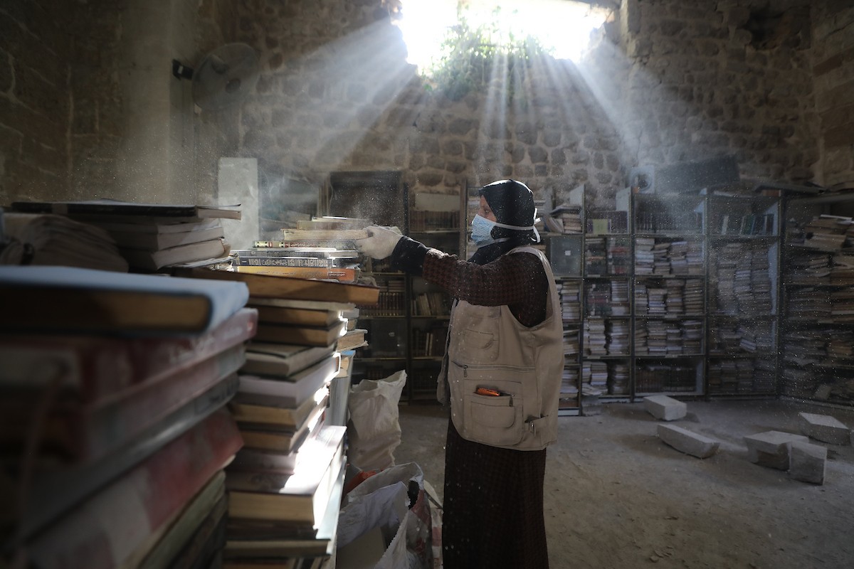 عملية الإنقاذ والترميم الأولية للكتب والمخطوطات بمكتبة الجامع العمري الكبير في البلدة القديمة بمدينة غزة في 2 مارس/آذار 2026.صورة: عمر أشتوي