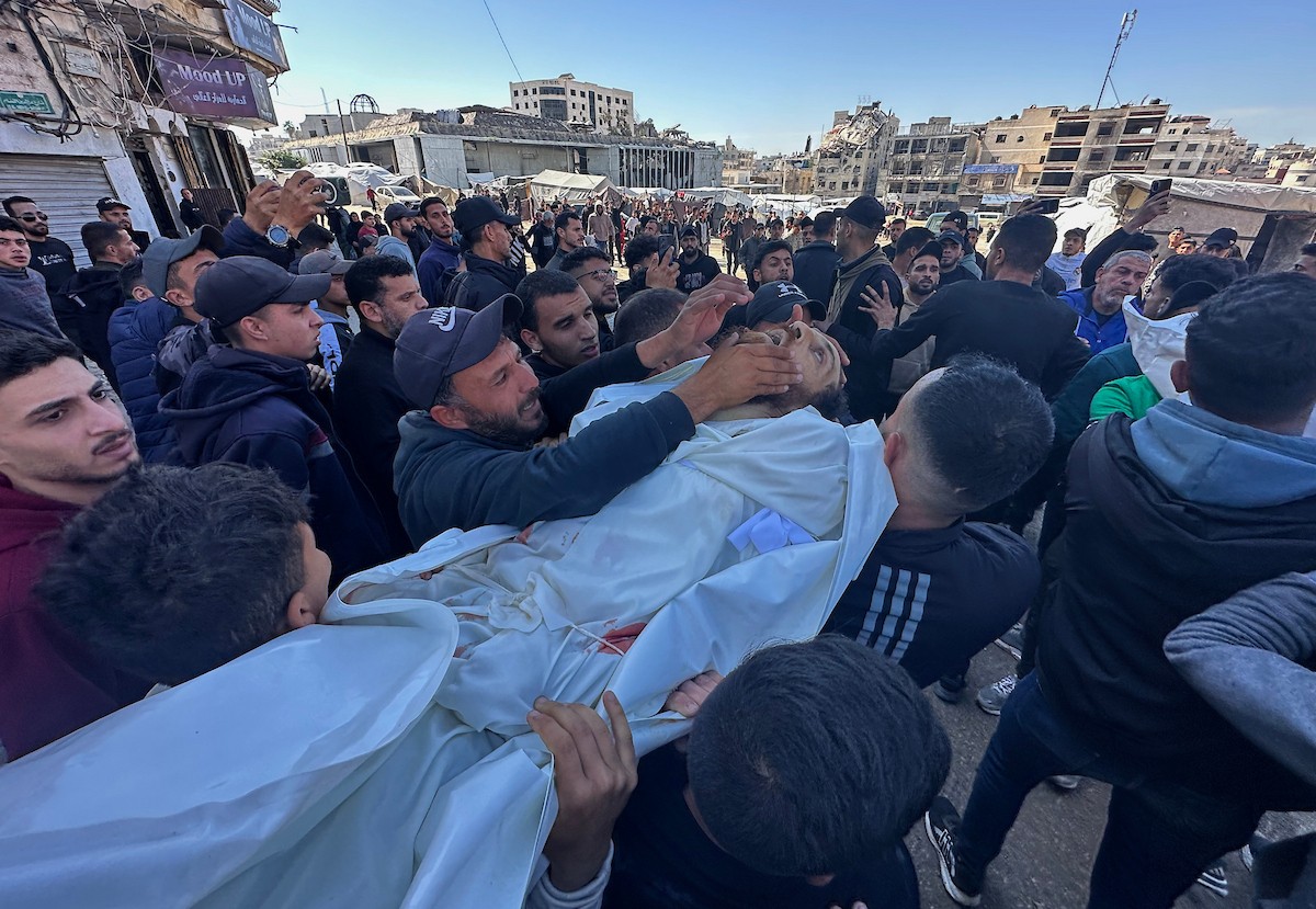 ودّع فلسطينيون جثماني الشقيقين سعيد وفهمي قدوم، اللذين استُشهدا في غارة جوية إسرائيلية بطائرة مسيّرة في حي الشجاعية شرق مدينة غزة، في 28 مارس/آذار 2026.