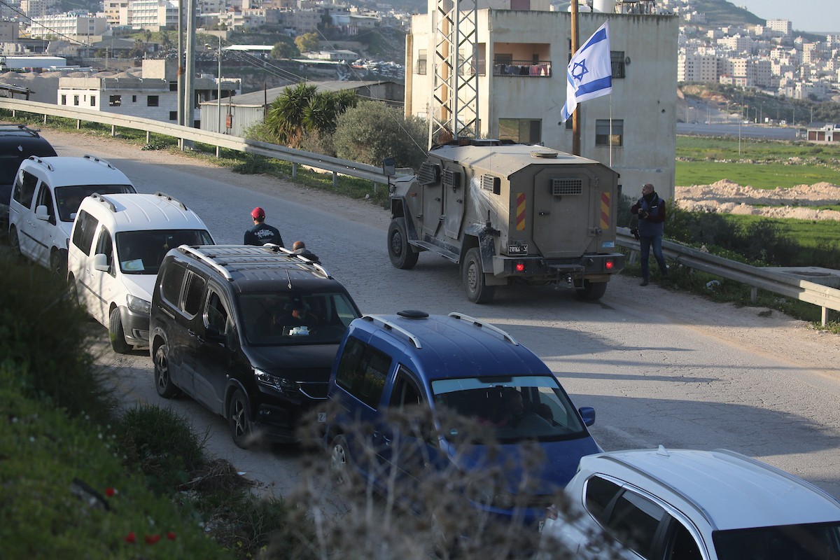 فلسطينيون ينتظرون عند حاجز عسكري إسرائيلي قرب نابلس، بعد أن أغلقت القوات الإسرائيلية نقاط التفتيش والبوابات الحديدية عند مداخل المدن، في أعقاب الهجمات المستمرة بين إسرائيل وإيران، 3 مارس/آذار 2026. صورة: محمد ناصر