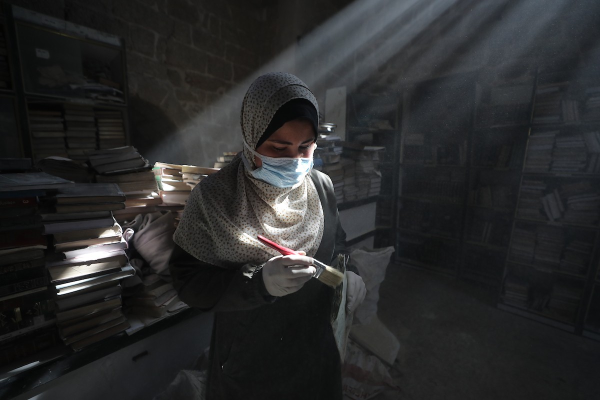 عملية الإنقاذ والترميم الأولية للكتب والمخطوطات بمكتبة الجامع العمري الكبير في البلدة القديمة بمدينة غزة في 2 مارس/آذار 2026.صورة: عمر أشتوي