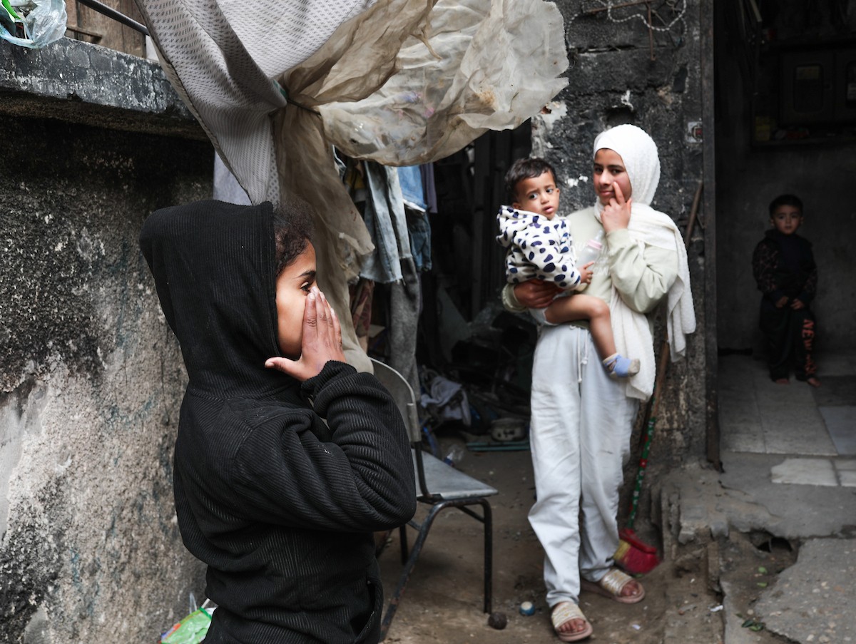 تعرض الرضيع جواد أسامة أبو نصار لإصابات جسدية ونفسية بعد اعتقاله هو ووالده من قبل القوات الإسرائيلية قرب مخيم المغازي للاجئين في قطاع غزة، 24 مارس/آذار 2026. صورة: رمزي أبو عامر