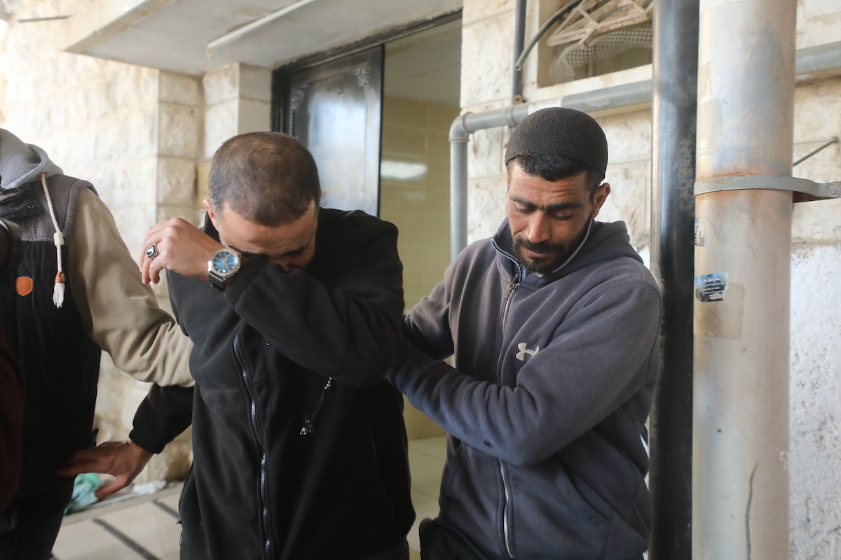 في الثاني من مارس/آذار 2026، نقل مسعفون وسكان محليون جثماني الفلسطينيين محمد وفهيم معمر، بعد استشهادهما على يد مستوطنين إسرائيليين في قرية قريوت، إلى مستشفى الرفيديا بمدينة نابلس في الضفة الغربية. وأعلنت وزارة الصحة الفلسطينية عن إصابة ثلاثة أشخاص آخرين، بينهم طفل. (صورة: محمد ناصر)