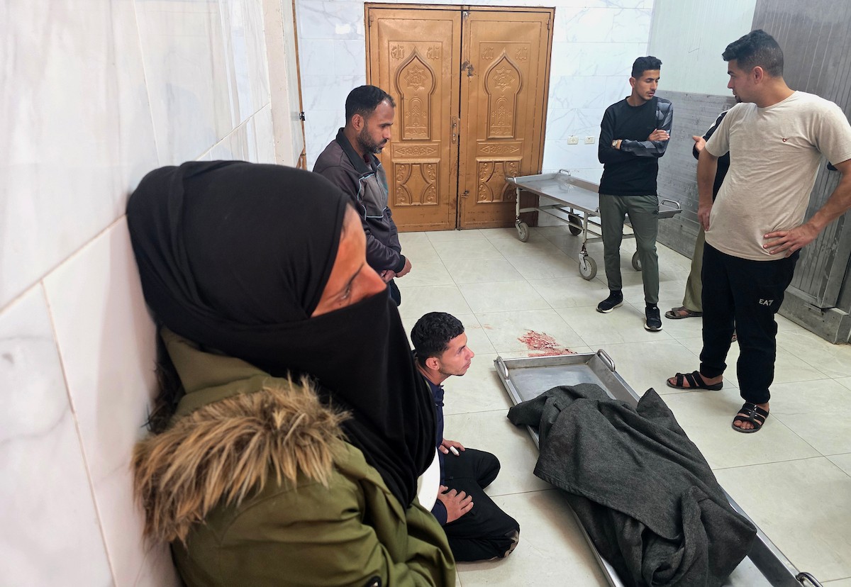 وصل جثمان المواطن الفلسطيني أحمد أبو ريدة، الأسير السابق المفرج عنه من السجون الإسرائيلية، إلى مجمع ناصر الطبي بعد استهدافه بغارة جوية إسرائيلية قرب دوار بني سهيلة، شرق خان يونس جنوب قطاع غزة. 28 مارس/آذار 2026. تصوير: طارق محمد