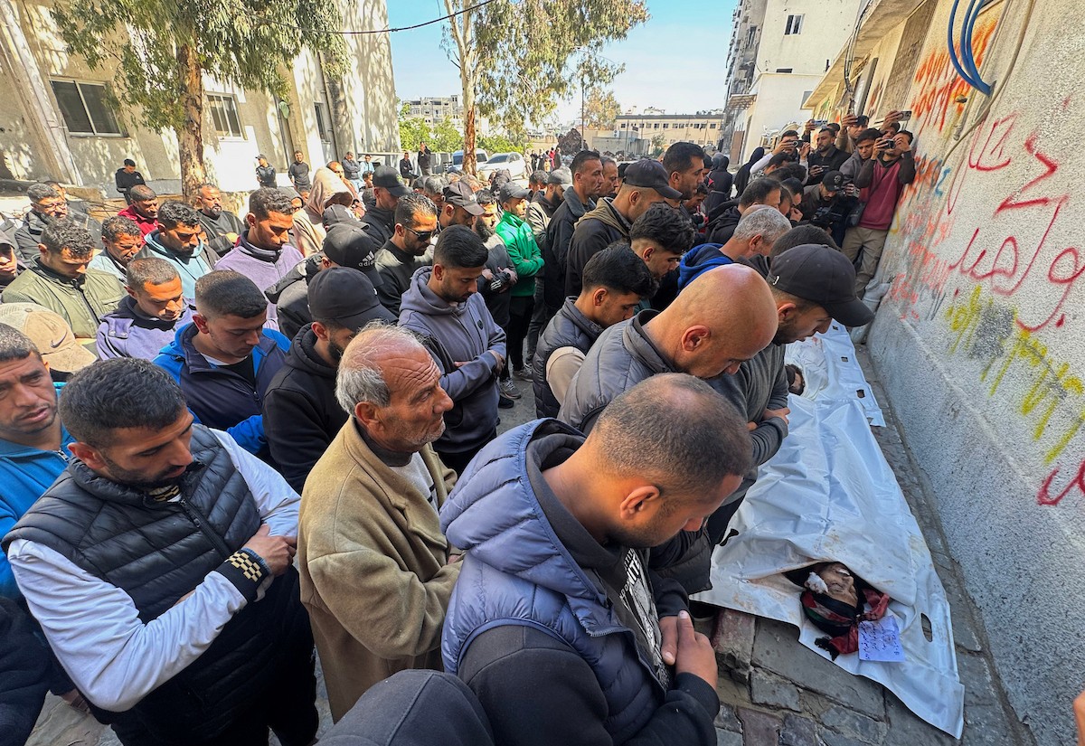 ودّع فلسطينيون جثماني الشقيقين سعيد وفهمي قدوم، اللذين استُشهدا في غارة جوية إسرائيلية بطائرة مسيّرة في حي الشجاعية شرق مدينة غزة، في 28 مارس/آذار 2026.