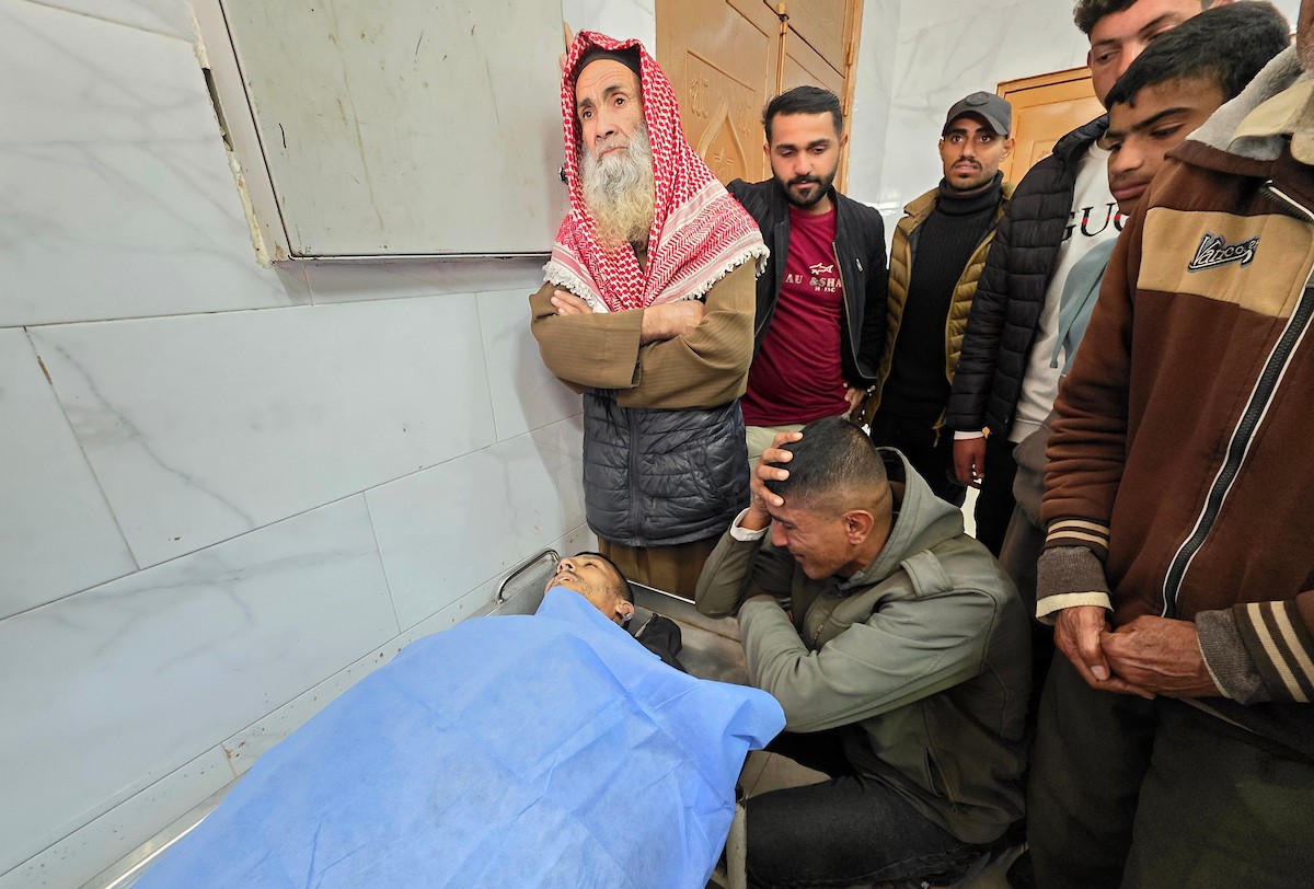 الفلسطينيون ينعون أحباءهم في أعقاب هجوم الجيش الإسرائيلي على خان يونس، غزة، في 4 مارس/آذار 2026. استشهد منتصر سعد سمور، 41 عامًا، في هجوم للجيش الإسرائيلي على بلدة بني سهيلة، شرق خان يونس، في انتهاك لوقف إطلاق النار. صورة: طارق محمد