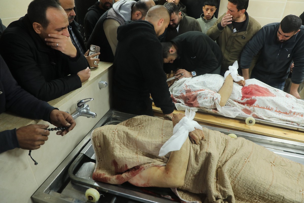 في الثاني من مارس/آذار 2026، نقل مسعفون وسكان محليون جثماني الفلسطينيين محمد وفهيم معمر، بعد استشهادهما على يد مستوطنين إسرائيليين في قرية قريوت، إلى مستشفى الرفيديا بمدينة نابلس في الضفة الغربية. وأعلنت وزارة الصحة الفلسطينية عن إصابة ثلاثة أشخاص آخرين، بينهم طفل. (صورة: محمد ناصر)