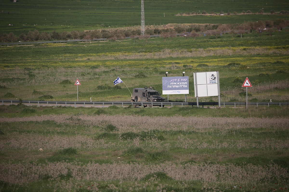 فلسطينيون ينتظرون عند حاجز عسكري إسرائيلي قرب نابلس، بعد أن أغلقت القوات الإسرائيلية نقاط التفتيش والبوابات الحديدية عند مداخل المدن، في أعقاب الهجمات المستمرة بين إسرائيل وإيران، 3 مارس/آذار 2026. صورة: محمد ناصر