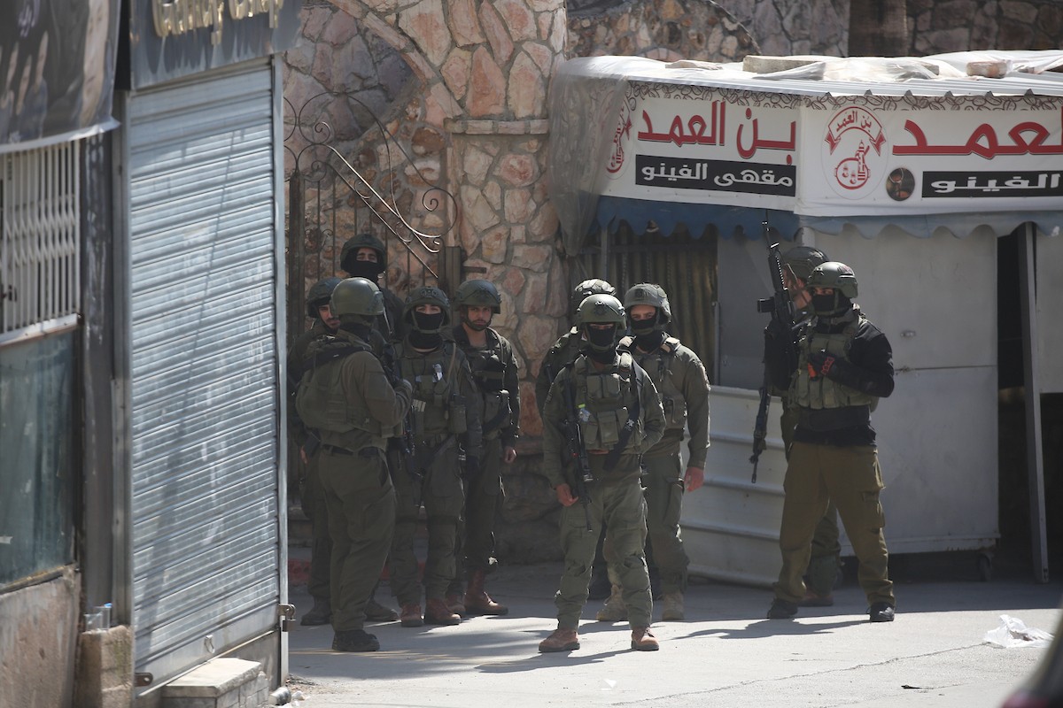 داهمت القوات الإسرائيلية مخيم عسكر للاجئين شرق نابلس في الضفة الغربية، في عملية عسكرية واسعة النطاق بتاريخ 2 مارس/آذار 2026. (صورة: محمد ناصر)