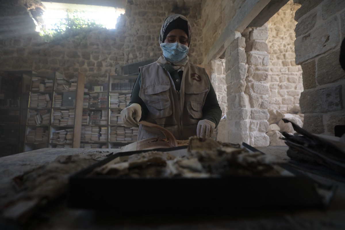 عملية الإنقاذ والترميم الأولية للكتب والمخطوطات بمكتبة الجامع العمري الكبير في البلدة القديمة بمدينة غزة في 2 مارس/آذار 2026.صورة: عمر أشتوي