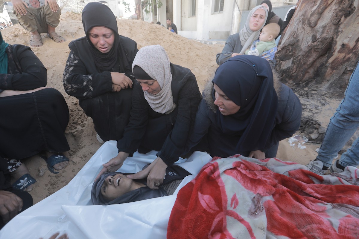 جثمان فلسطيني، قُتل بنيران دبابة إسرائيلية في منطقة بيت لاهيا شمال قطاع غزة، وفقًا لما أفاد به المسعفون، وذلك قبل تشييعه في مستشفى الشفاء بمدينة غزة في 11 أبريل/نيسان 2026.(صورة: بلال أسامة)