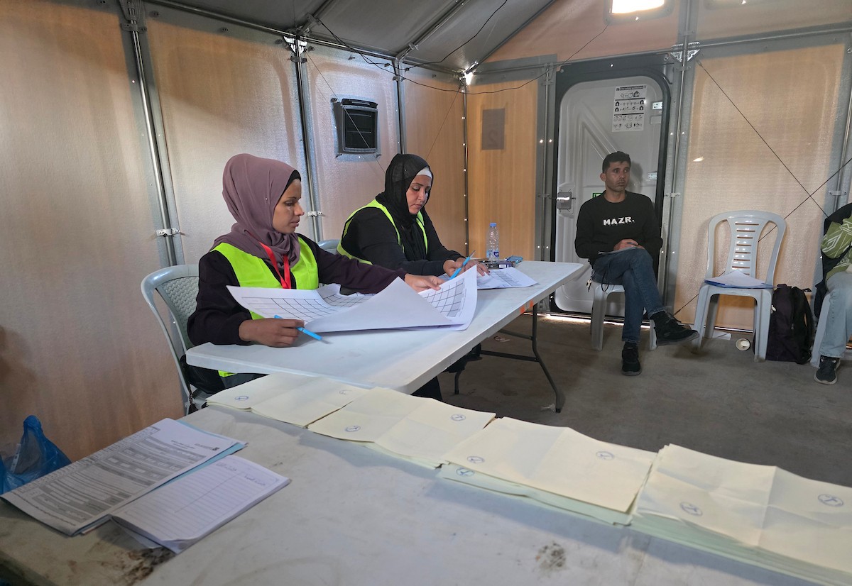لجنة الانتخابات تُجري فرز قوائم المرشحين في الانتخابات المحلية الأولى في دير البلح وسط قطاع غزة منذ أكثر من عقدين، والأولى في الضفة الغربية منذ بدء حرب السابع من أكتوبر/ تشرين الأول 2023، 25 أبريل/نيسان 2026. (صورة: طارق محمد)