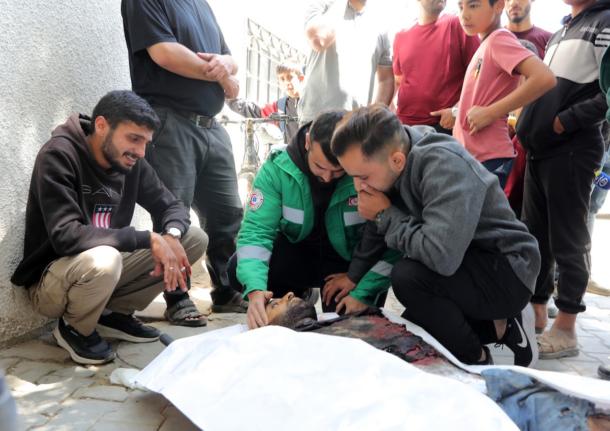 مشيعون فلسطينيون يودعون جثمان المسعف إبراهيم صقر خلال جنازته في مستشفى الشفاء بمدينة غزة في 29 أبريل/نيسان 2026. (صورة: بلال أسامة)