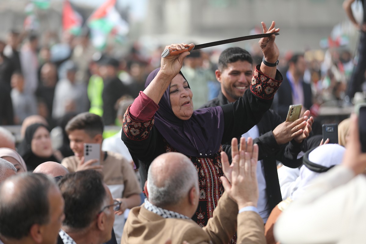 حفل زفاف جماعي لنحو 300 عروس وعريس، تحت عنوان فستان الفرح 2، نظمته مؤسسة الفارس الشم في دير البلح، وسط قطاع غزة، في 24 أبريل/نيسان 2026، (صورة: معز صالحي)