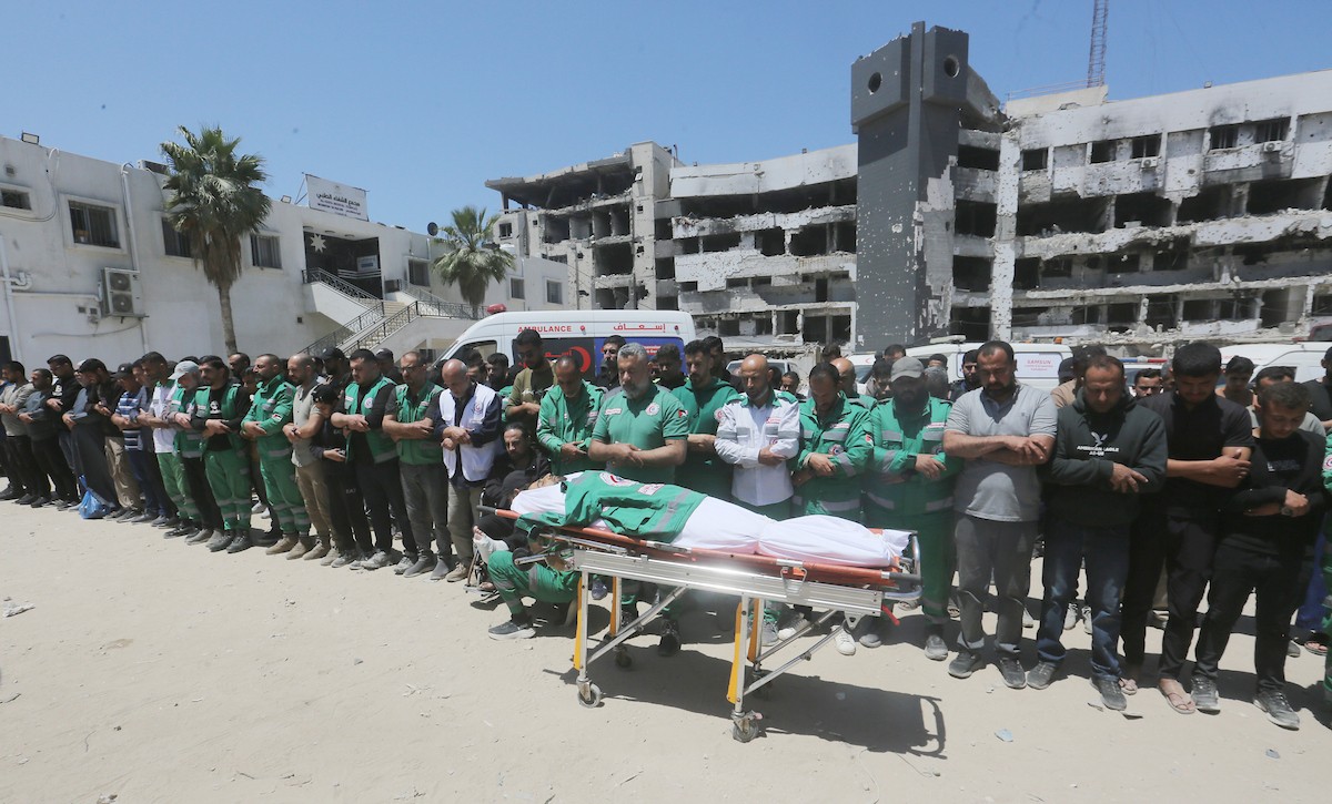 مشيعون فلسطينيون يودعون جثمان المسعف إبراهيم صقر خلال جنازته في مستشفى الشفاء بمدينة غزة في 29 أبريل/نيسان 2026. (صورة: بلال أسامة)