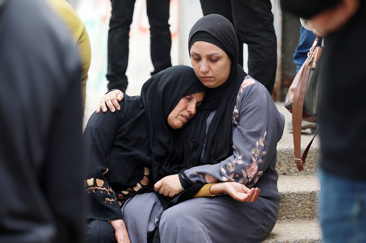 فلسطينيون ينوحون على جثامين مدنيين سقطوا في غارة إسرائيلية شمال قطاع غزة، خلال جنازة أقيمت في مستشفى الشفاء بمدينة غزة، في 26 أبريل/نيسان 2026. صورة: بلال أسامة