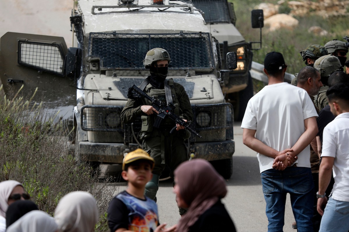 يحاول فلسطينيون الوصول إلى أراضيهم الزراعية في بلدة حلحول شمال الخليل جنوب الضفة الغربية، إلا أن الجيش الإسرائيلي يمنعهم من ذلك، وفق ما أفاد به شهود عيان،  17 أبريل/نيسان 2026. صورة: مأمون وزواز