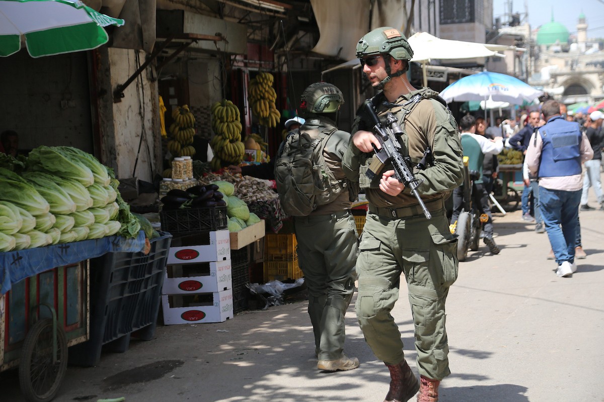 القوات الإسرائيلية تقتحم البلدة القديمة في نابلس، شمال الضفة الغربية، 27 أبريل/نيسان 2026 (صورة من محمد ناصر)