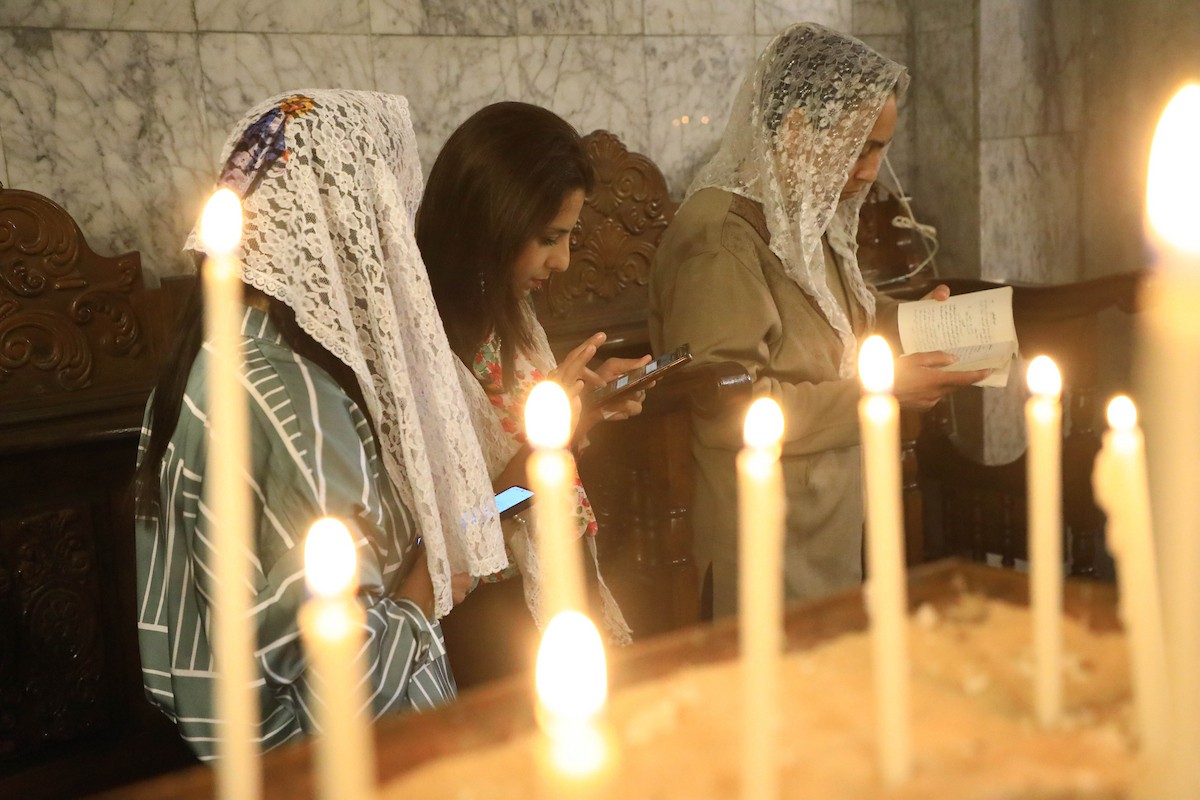 حضر مسيحيون أرثوذكس مقيمون في مدينة غزة، قداسًا في كنيسة القديس بورفيريوس احتفالًا بأحد الشعانين، الذي يُحيي ذكرى دخول السيد المسيح إلى القدس واستقبال الشعب له بأغصان النخيل، 5 أبريل/نيسان 2026. تصوير: هاشم زامو/apaimages