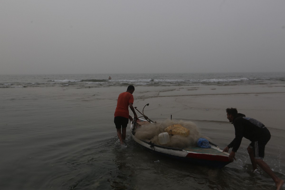 يقضي أطفال فلسطينيون أوقاتهم على شاطئ  غزة، باحثين عن ملاذ من حرارة الشمس وضغوط الحياة اليومية، في ظلّ الظروف الإنسانية المتردية التي يواجهها سكان القطاع جراء الحرب الدائرة، 17 أبريل/نيسان 2026. تصوير: بلال أسامة
