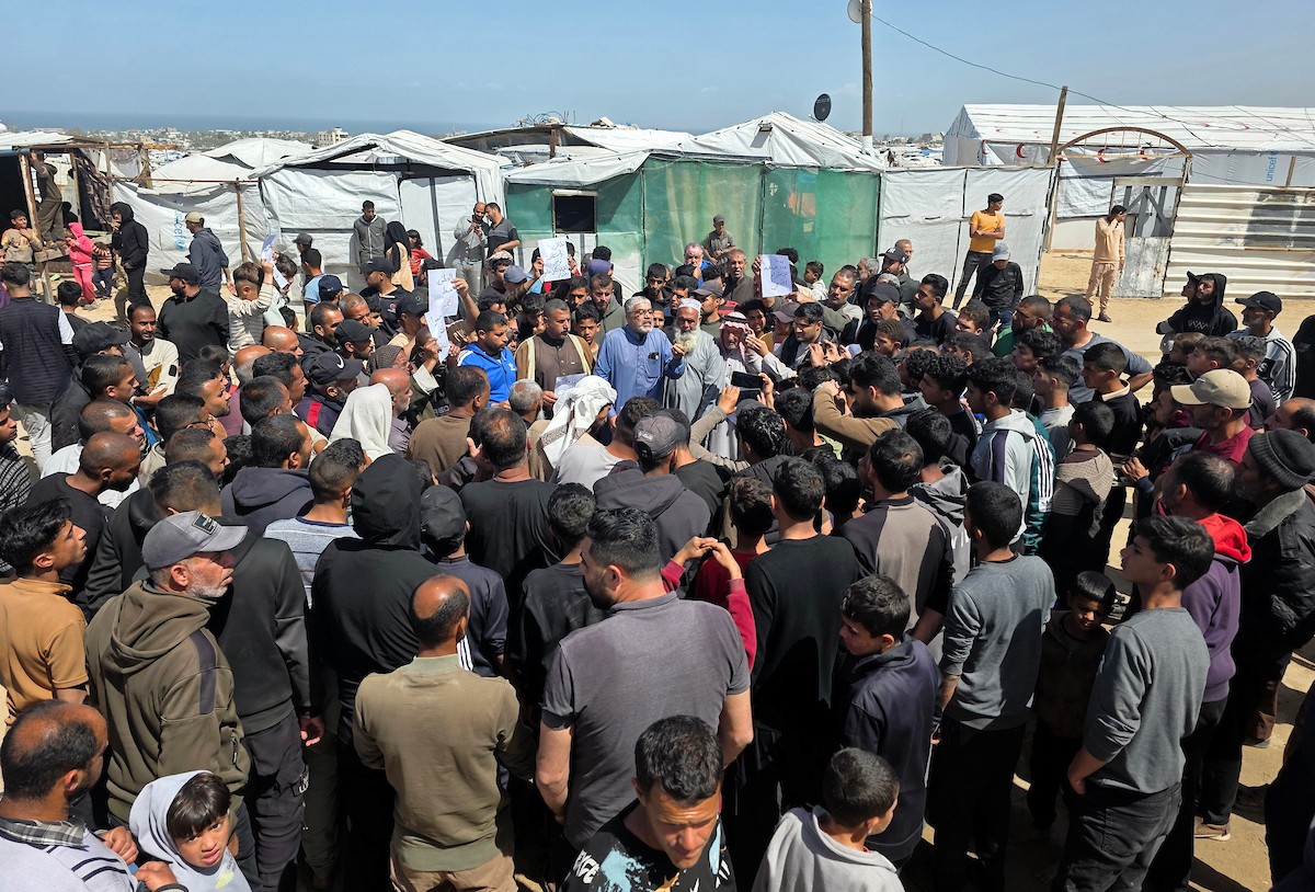 شارك فلسطينيون نازحون في اعتصام احتجاجي جنوب خان يونس، داخل مخيمات النزوح، مطالبين بإنهاء أزمة مياه الشرب، 5 أبريل/نيسان 2026. تصوير: طارق محمد (APA Images).