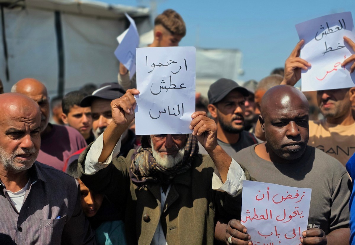 شارك فلسطينيون نازحون في اعتصام احتجاجي جنوب خان يونس، داخل مخيمات النزوح، مطالبين بإنهاء أزمة مياه الشرب، 5 أبريل/نيسان 2026. تصوير: طارق محمد (APA Images).
