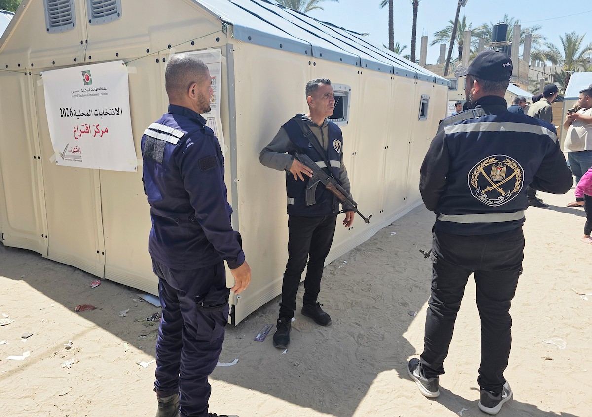 قوات من الشرطة الفلسطينية وعناصر الأمن الخاص تشارك في تأمين الانتخابات البلدية في دير البلح، وسط قطاع غزة، في 25 أبريل/نيسان 2026. وتُعدّ هذه الانتخابات الأولى التي تُجرى في غزة منذ أكثر من 20 عاماً، والأولى في الضفة الغربية منذ اندلاع الحرب. (صورة: طارق محمد)